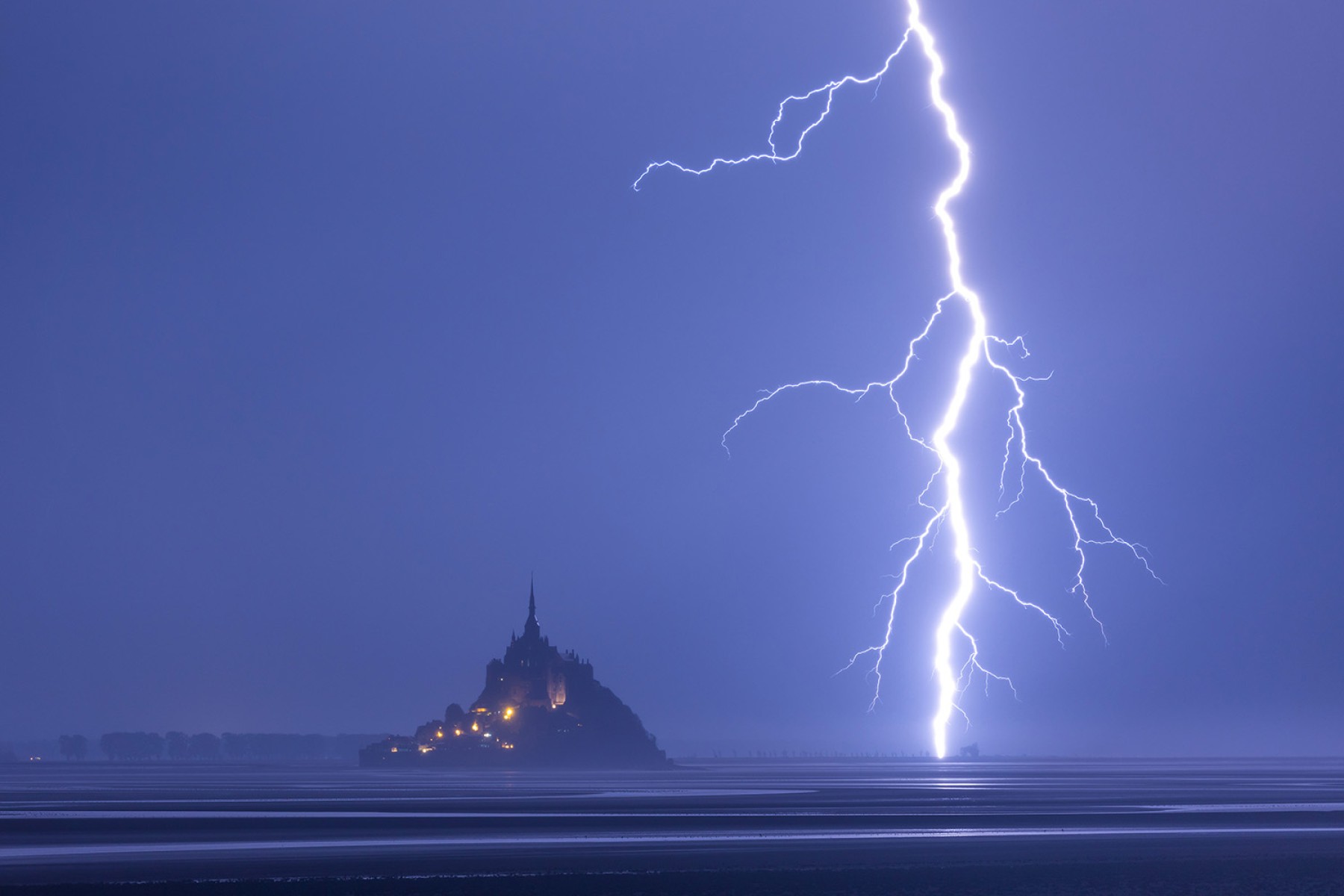 Le Mont Saint Michel et sa foudre, de Basile Ducournau The Art Cycle
