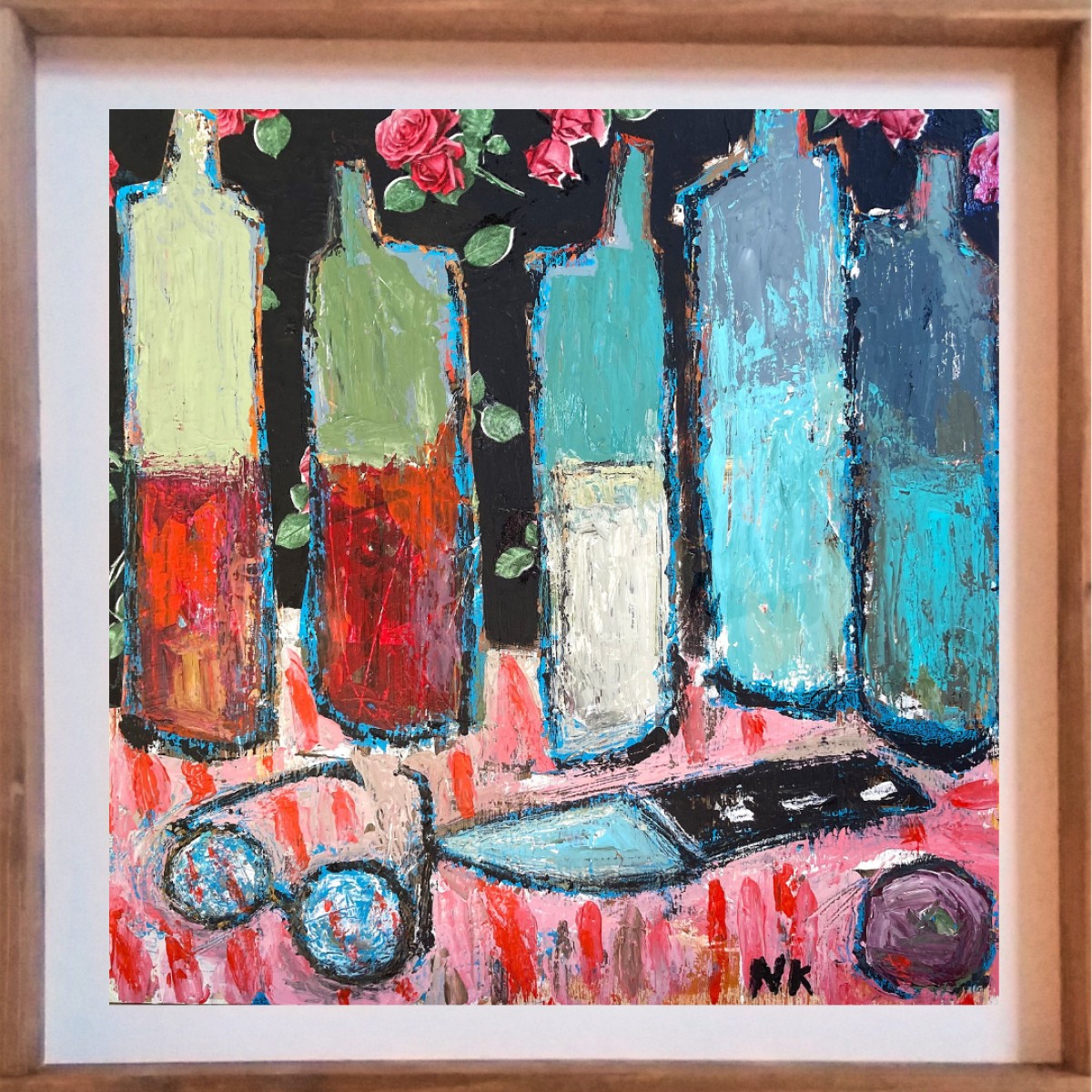 Bouteilles et papier peint à fleurs, de Germain Henneka The Art Cycle