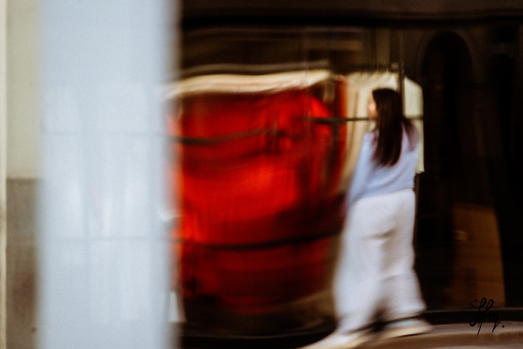 Souvenir Rouge, de Helia Mey The Art Cycle