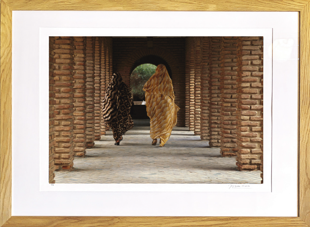 Jeunes femmes dans la médina de Laayoune, Ma, de Jacques Bravo The Art Cycle