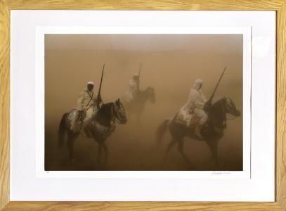 Cavaliers à Beni-Mellal, Maroc, de Jacques Bravo The Art Cycle