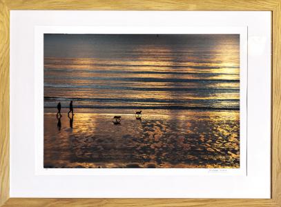 Promenade sur la plage du Havre, de Jacques Bravo The Art Cycle