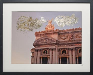 Opéra de Paris et nuages en or, de LR . The Art Cycle