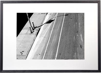 Two White Lines, de Richard Fremont The Art Cycle